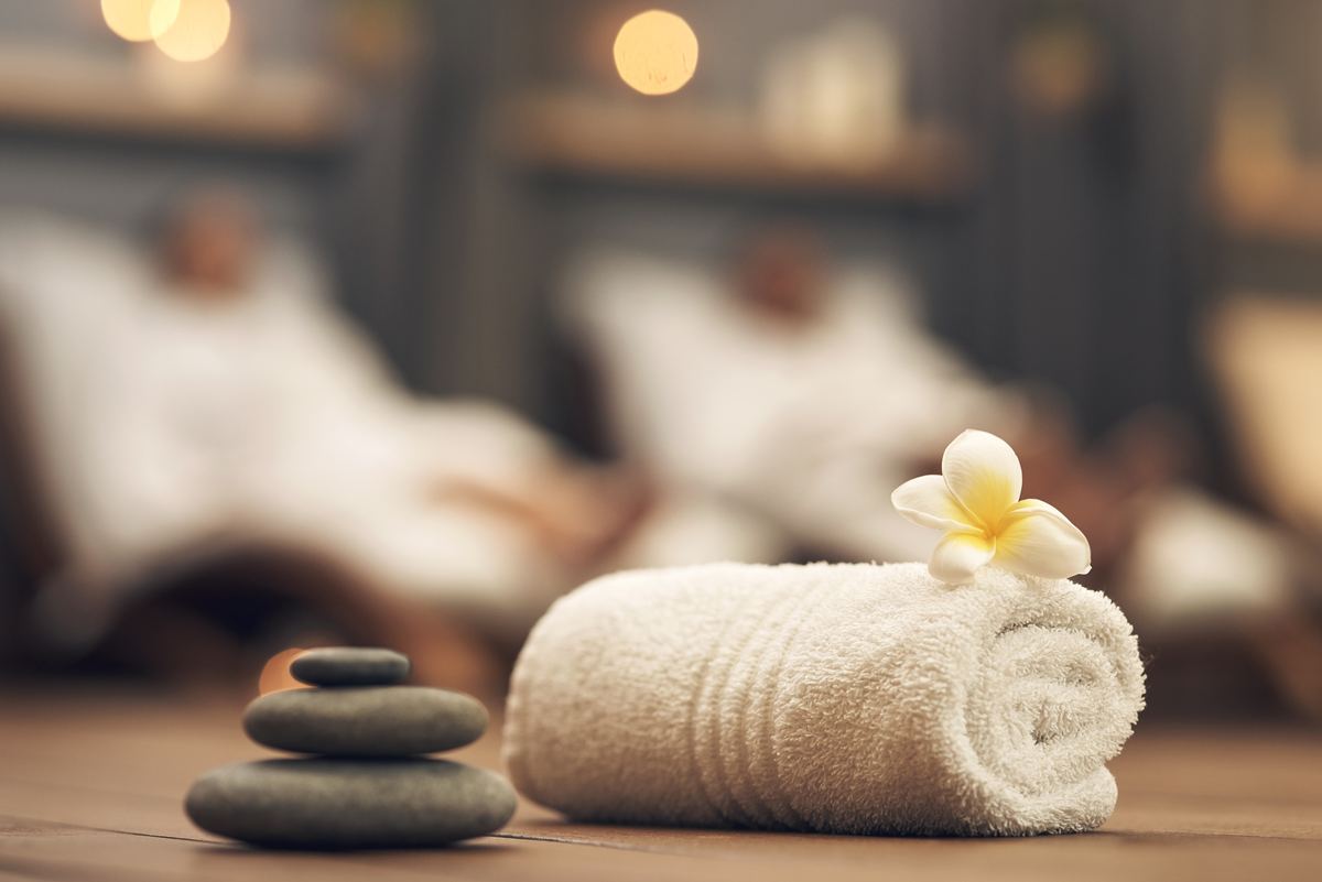 Warme spa-sfeer met handdoek en bloem