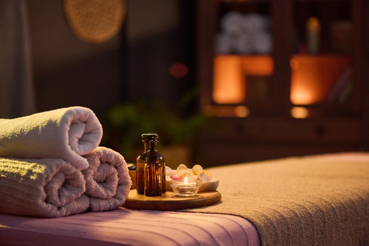 Massagetafel met handdoeken, olie en kaarslicht
