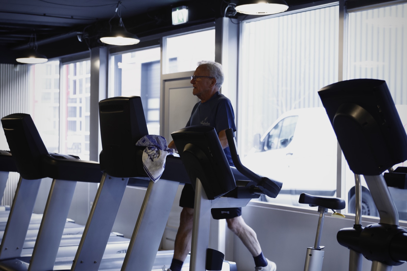 Een deelnemer traint op een loopband bij FitFever