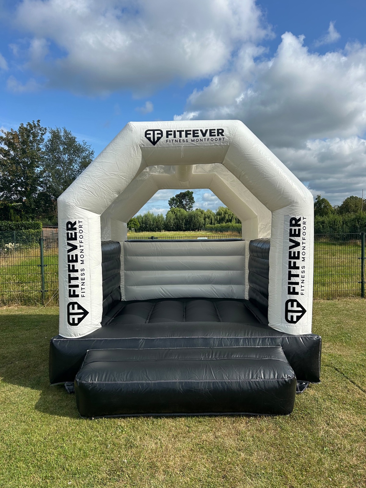Het echte zwart-witte FitFever-springkussen van voren