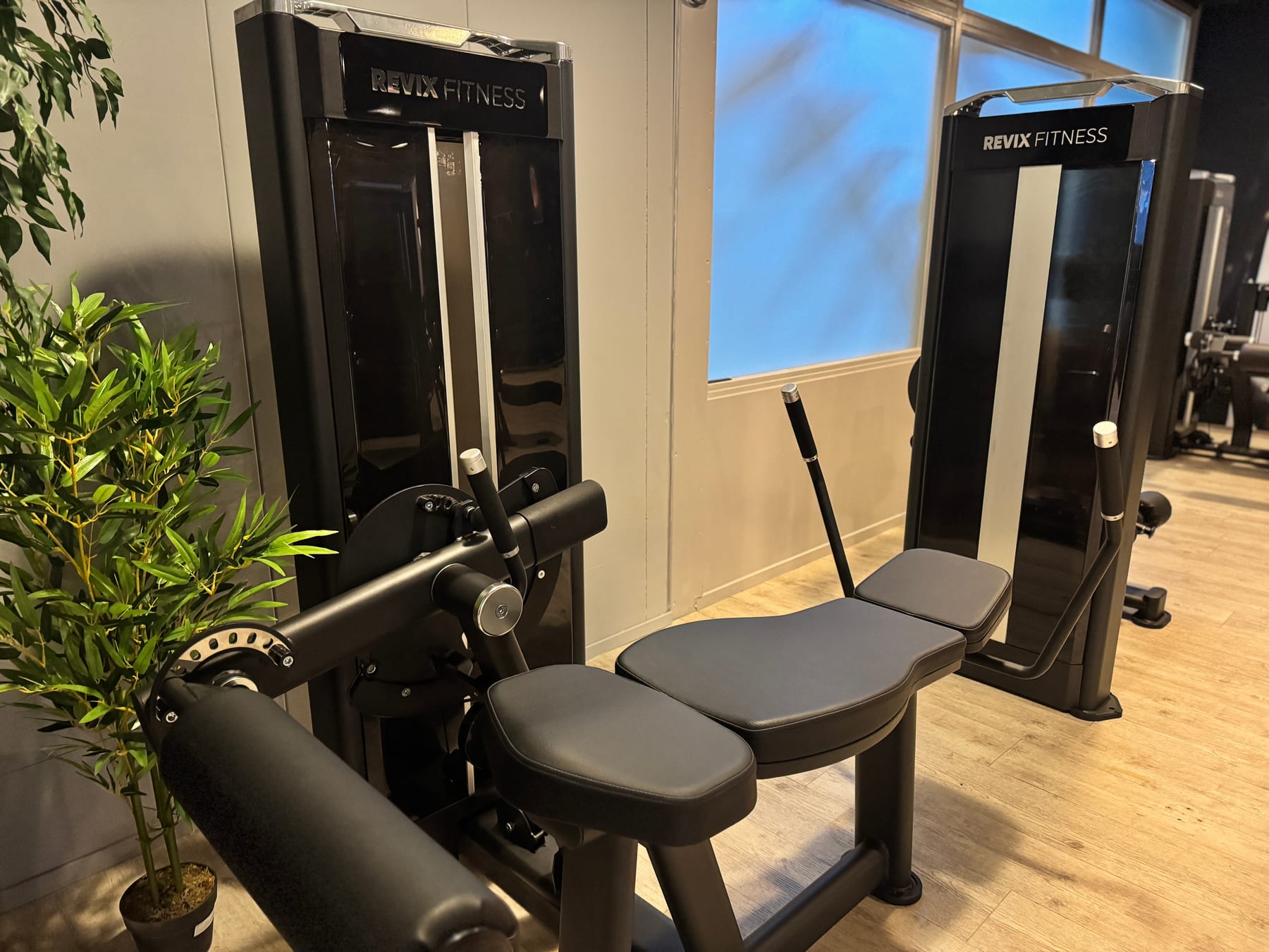 Detail van twee nieuwe fitnessapparaten bij FitFever