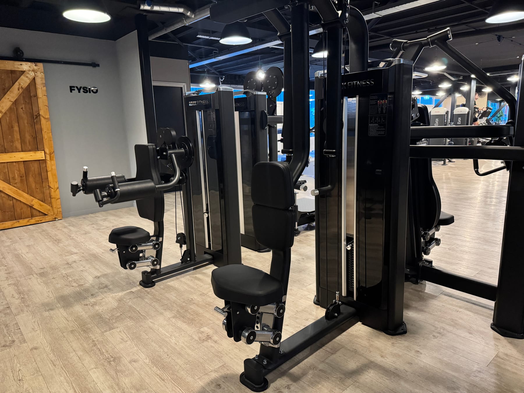 Nieuwe krachtapparaten op de fitnessvloer van FitFever