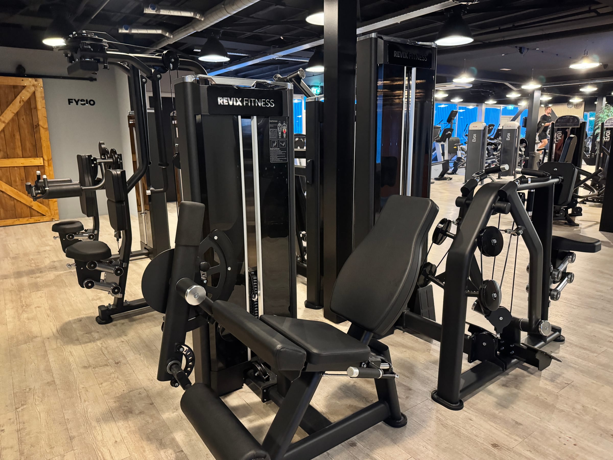 Nieuwe zwarte Revix-fitnessapparaten op de fitnessvloer van FitFever