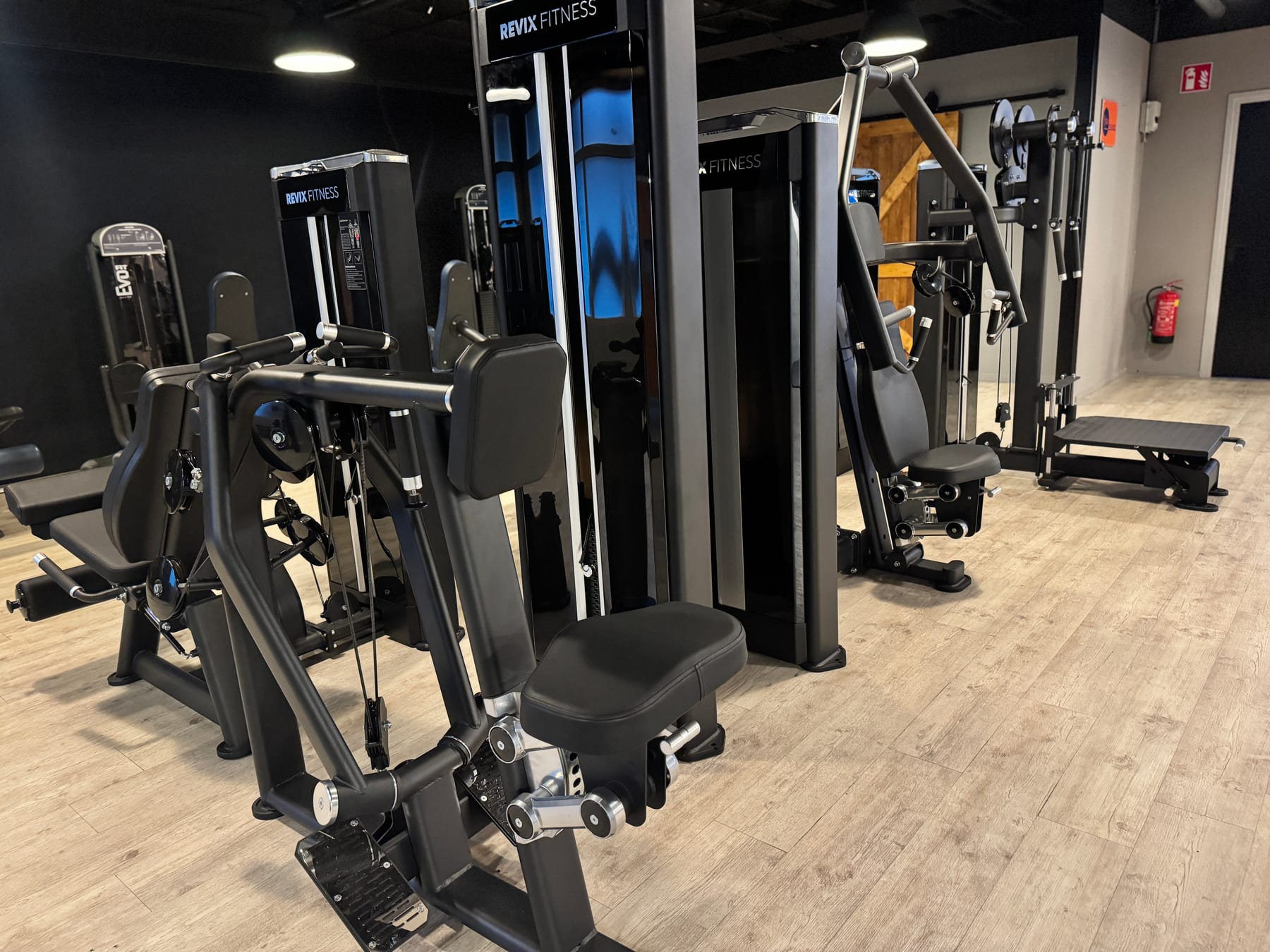 Overzicht van de nieuwe Revix-fitnessapparaten bij FitFever